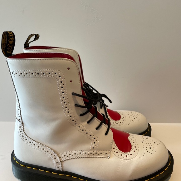 Dr. Martens Bentley II White w/ Red Hearts - Picture 2 of 9